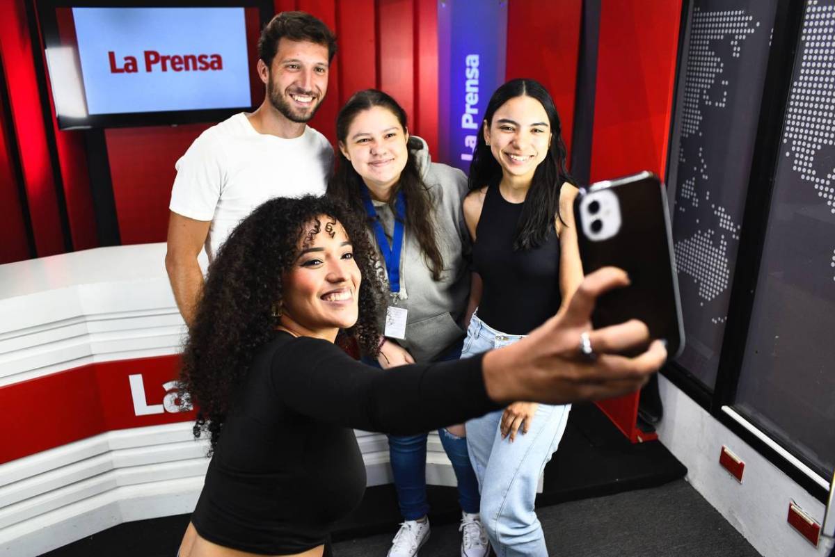 Muy querido. Durante su visita a LA PRENSA, varios periodistas de GRUPO OPSA se tomaron selfies con el joven.
