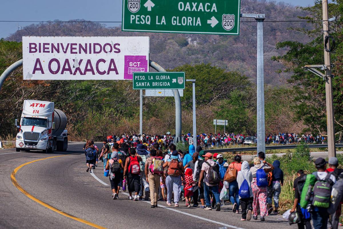 Miles de migrantes de caravana se reagrupan para avanzar por el sur de México