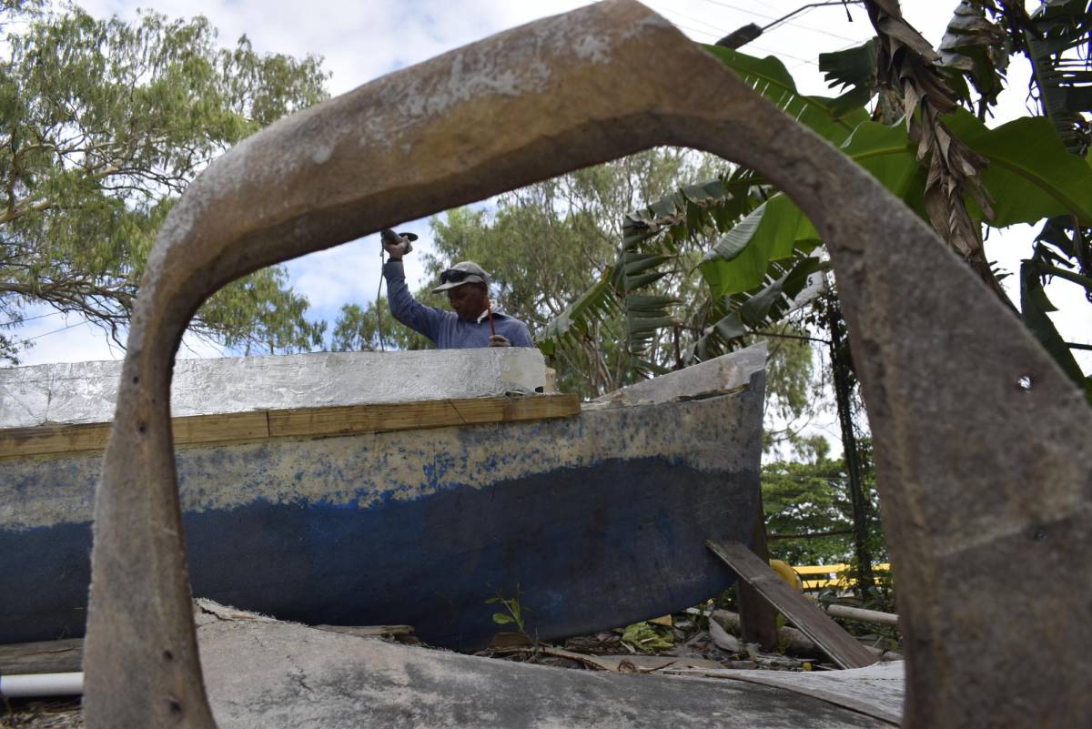 Pescador construye lanchas nuevas con piezas viejas de otras en el Caribe de Honduras