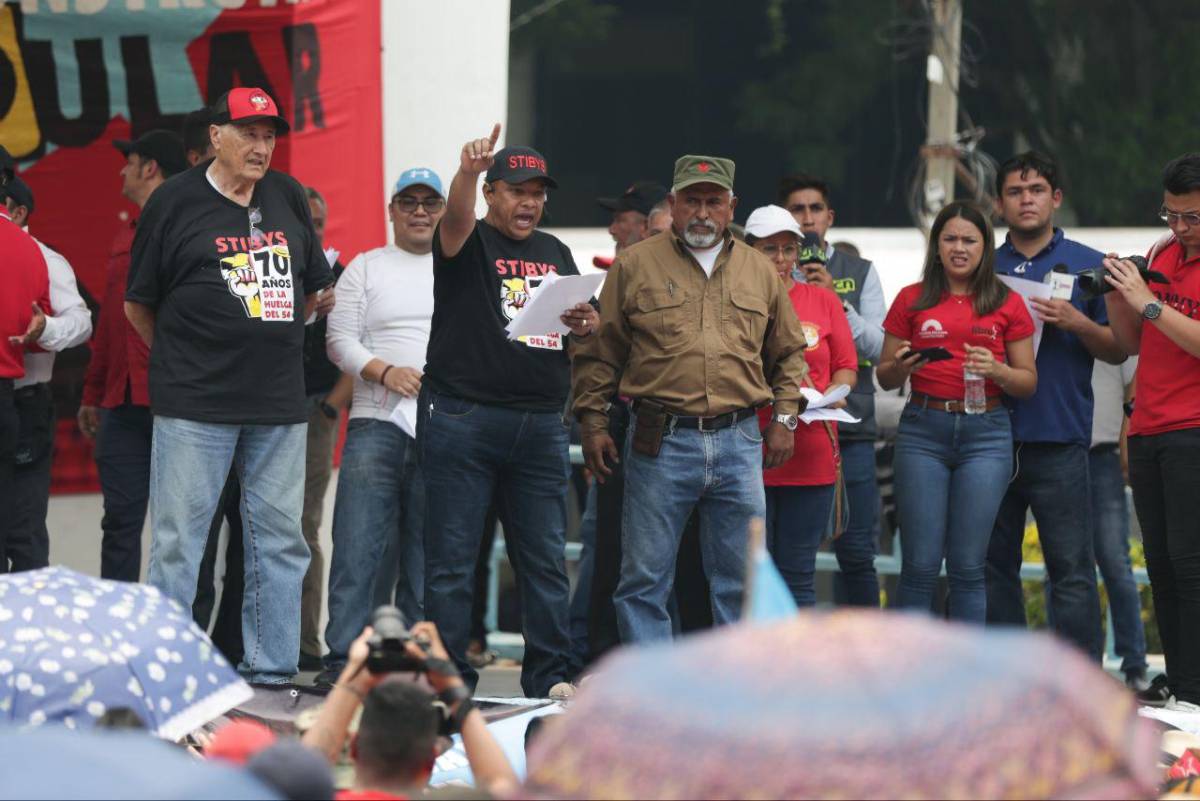 Líderes de las centrales obreras en la manifestación del Día de los Trabajadores en Honduras.