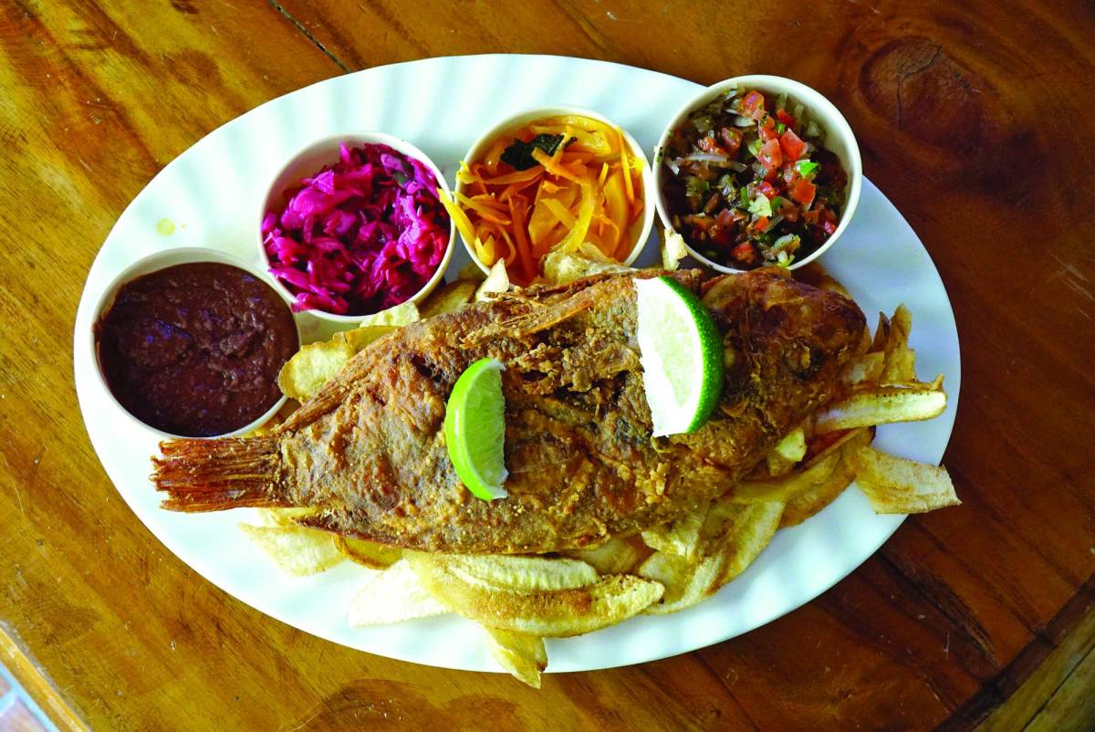 El tradicional pescado frito no falta en ninguno de los restaurantes de la región.