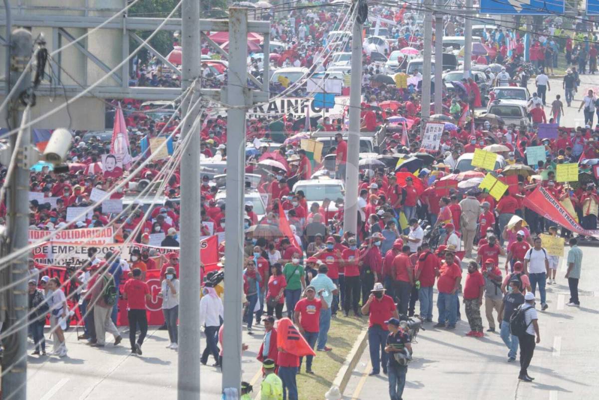 Marcha del Día del Trabajador en San Pedro Sula. Fotografía: José Cantarero / La Prensa.