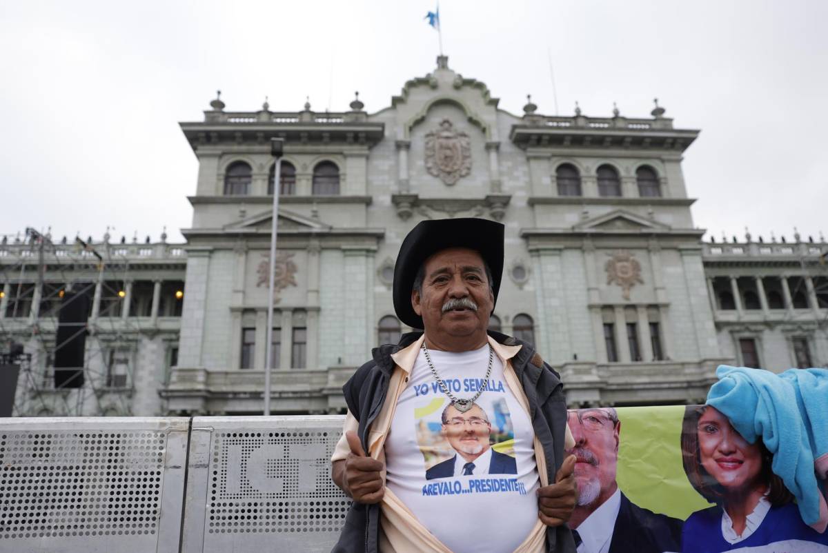 Leonel Amador, de 60 años, muestra su playera en apoyo al entrante presidente Bernardo Arévalo de León en la Plaza de la Constitución en Ciudad de Guatemala.
