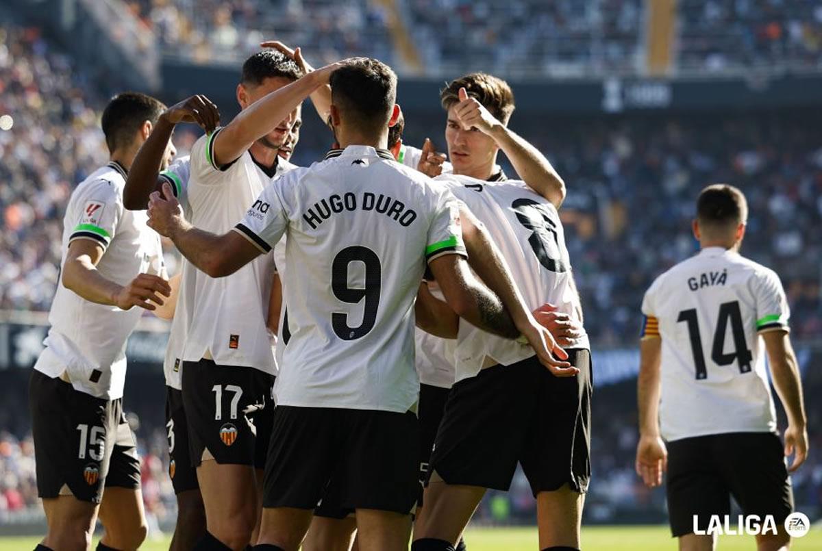 Los jugadores del Valencia celebrando el primer gol del partido marcado por Hugo Duro.