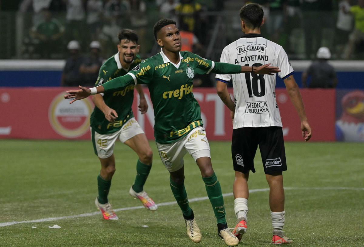 Estevao Willian corriendo a celebrar después de marcar su primer gol con Palmeiras en la Copa Libertadores.