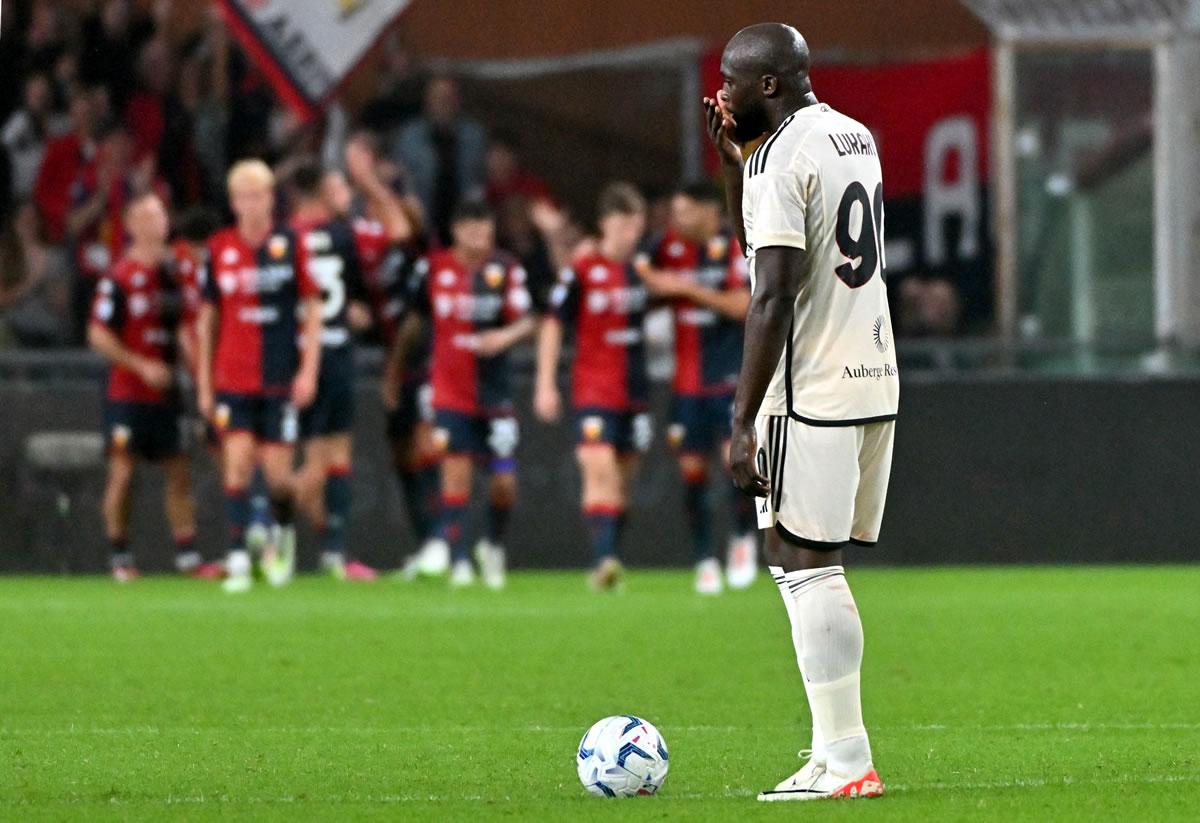 Romelu Lukaku se lamenta tras un gol del Génova.