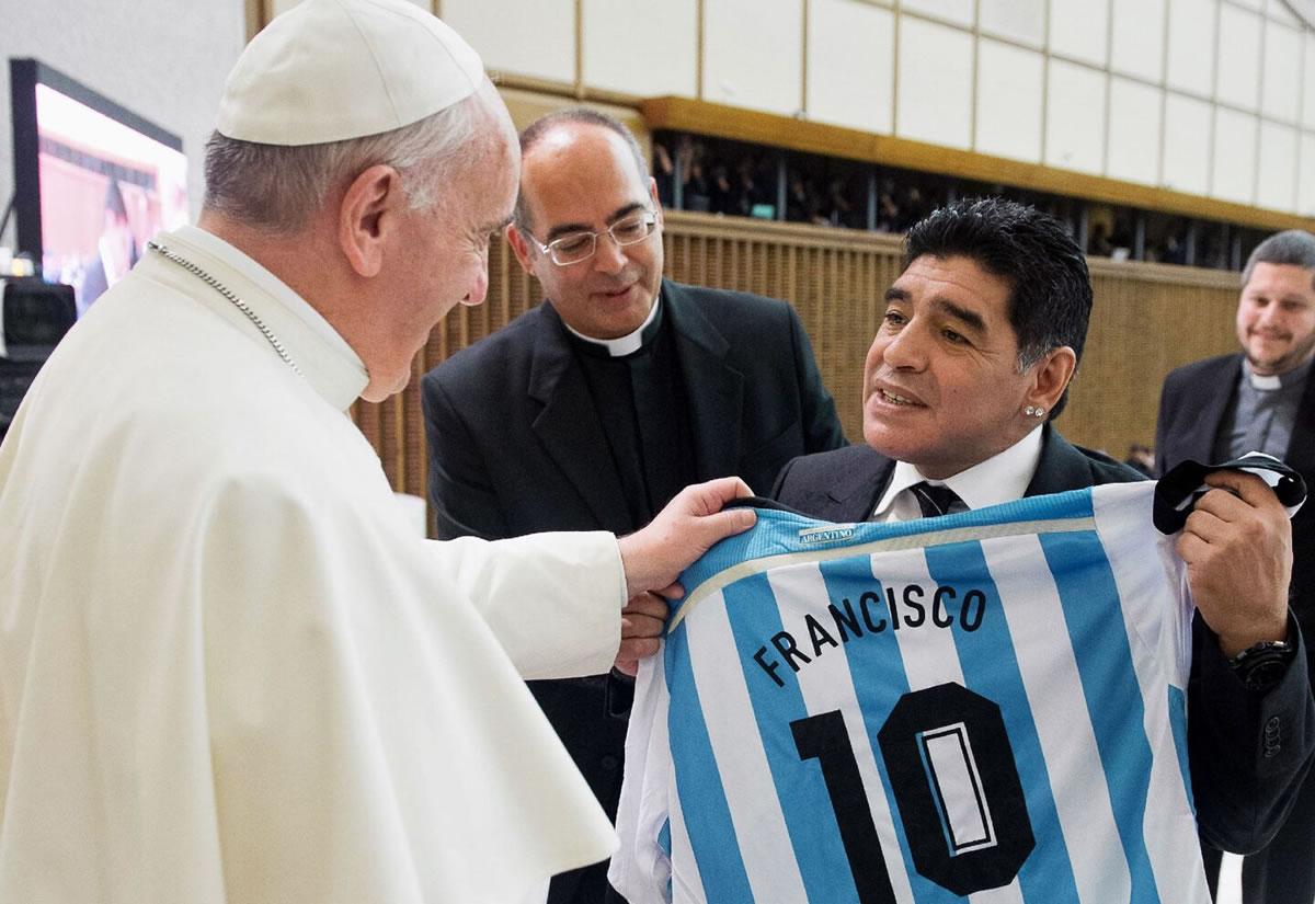 El Papa Francisco recibió en una ocasión la visita de Diego Armando Maradona.