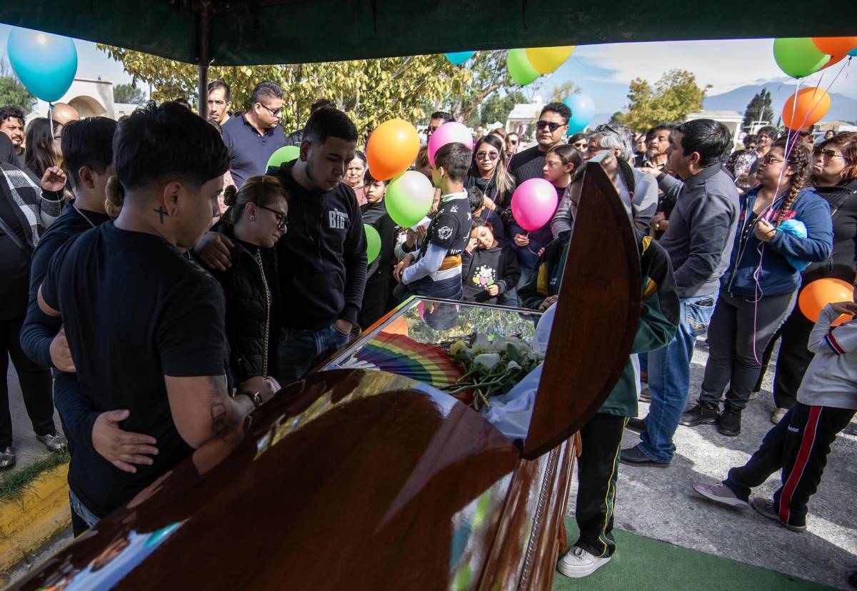 Familiares y amigos asisten al funeral del magistrade Jesús Ociel Baena Saucedo hoy, en la ciudad de Saltillo, Coahuila (México).