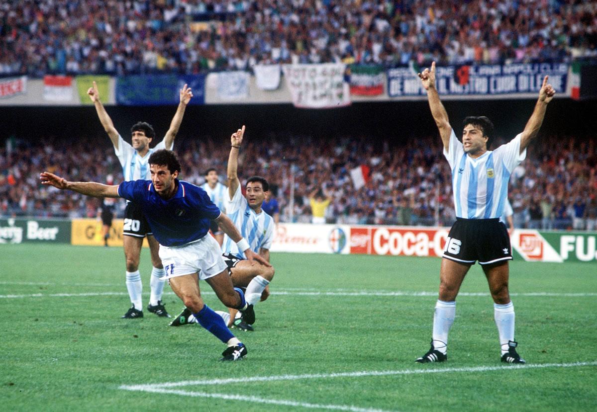 Gianluca Vialli en la semifinal del Mundial de Italia 1990 contra Argentina, participó en el gol de la Azzurra para abrir el marcador.