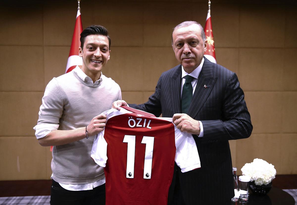 El futbolista alemán le entregó una camiseta del Arsenal al presidente turco Recep Tayyip Erdogan, quien fue testigo de su boda.
