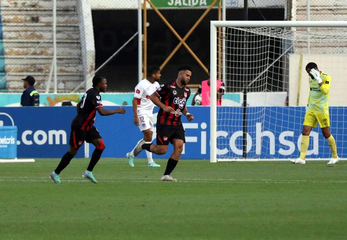 Josué Villafranca sorprendió marcando el primer gol del partido para el Vida en los primeros minutos.