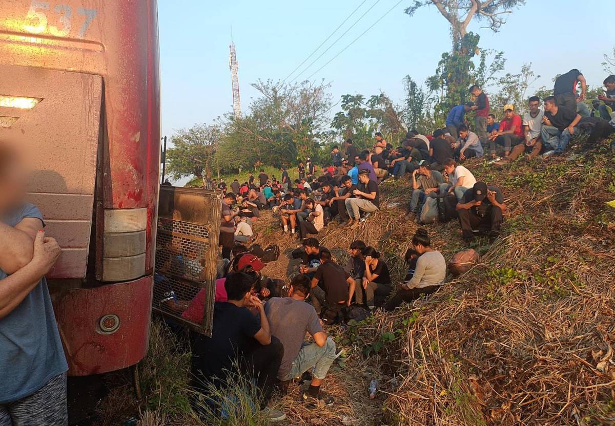 Autoridades encuentran 407 migrantes “abandonados” en tres autobuses en el sur de México