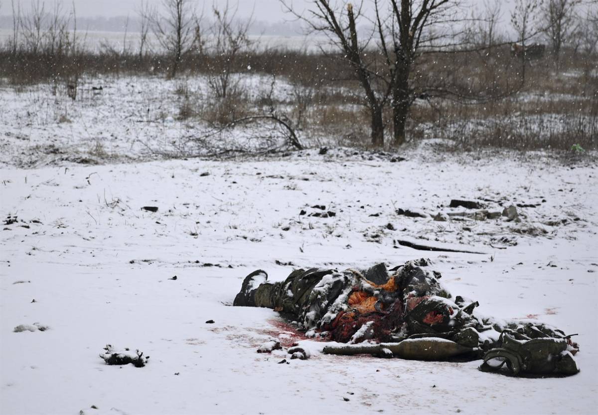 El cuerpo de un soldado ruso abatido por las tropas ucranianas en el este del país. (Imágenes sensibles)