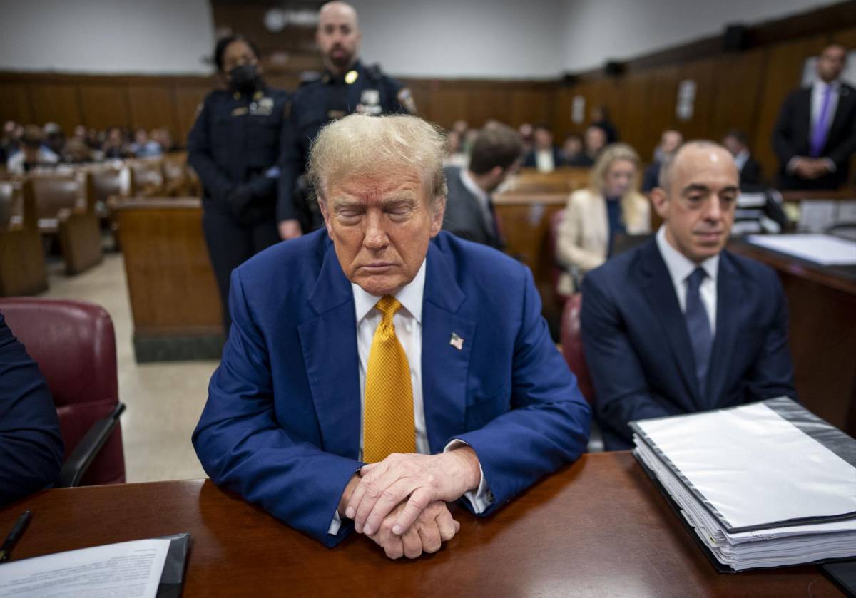 Trump niega dormirse durante su juicio penal, simplemente cierra los ojos