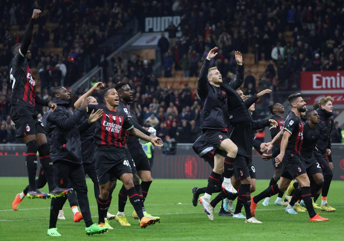La plantilla del AC Milan festejó la victoria con su afición.
