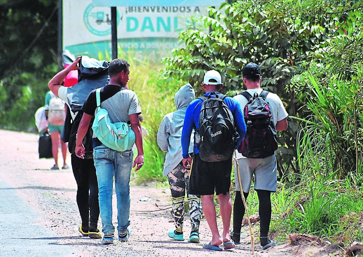 El gobierno de El Salvador decretó el mes anterior el cobro de una tarifa de $1,000 a los emigrantes de otros continentes que transiten por su aeropuerto en un intento de frenar la llegada de migrantes.