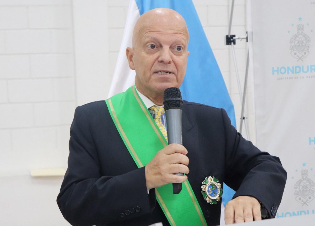 Honduras condecora con la orden José Cecilio del Valle al embajador de Chile