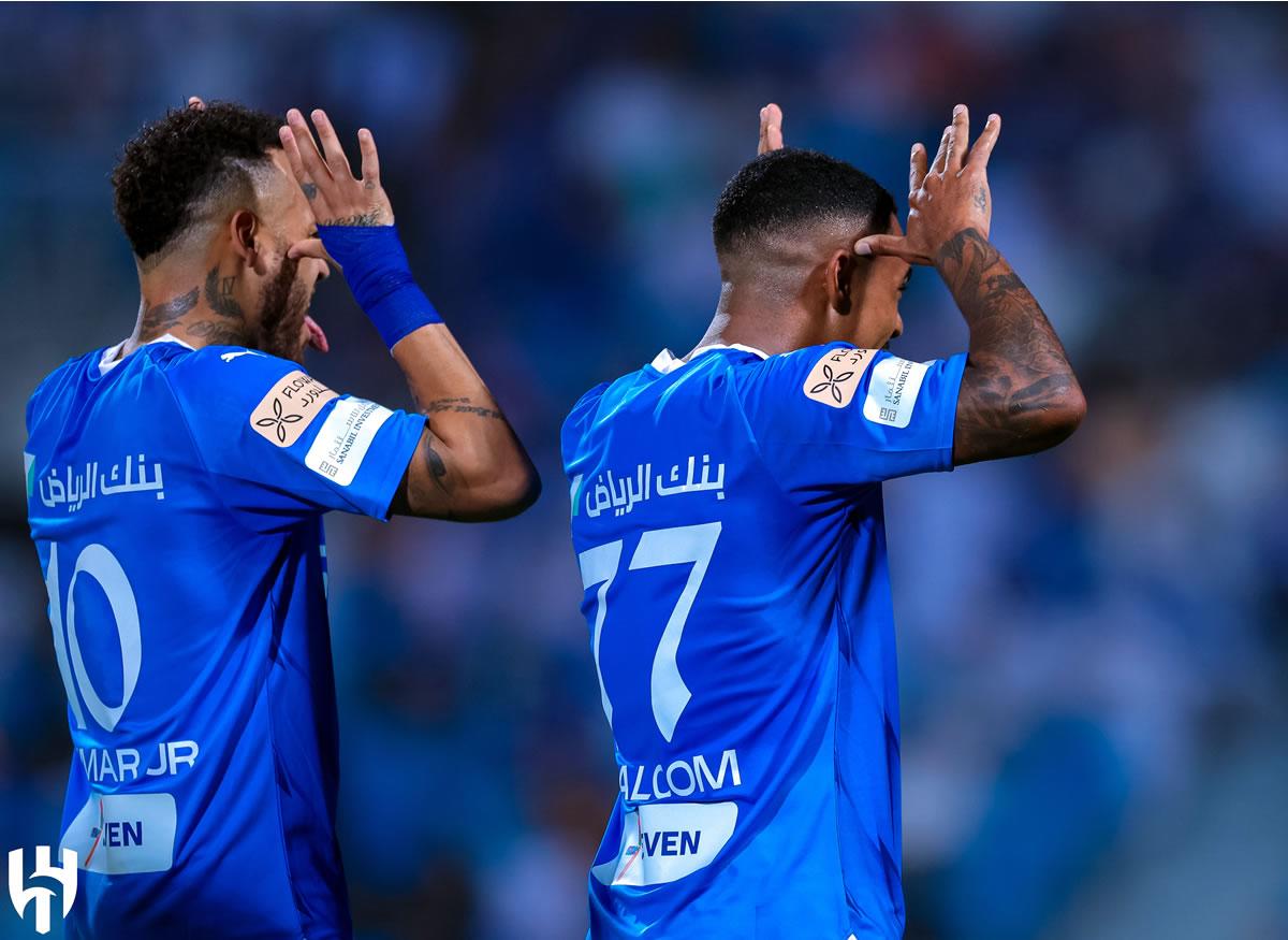 Neymar y Malcom celebrando un gol del Al Hilal en el partido contra el Al Riyadh.