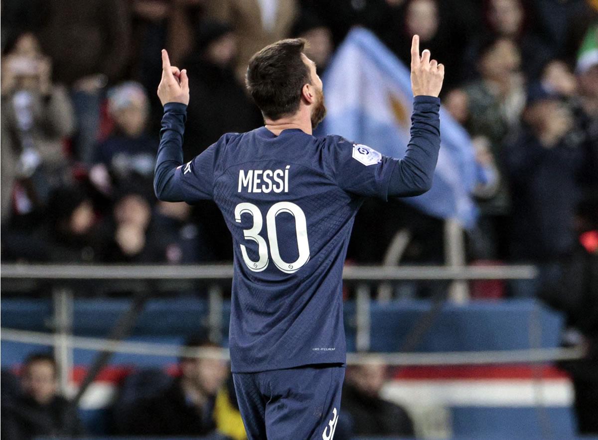 El festejo de Leo Messi con los brazos al cielo.