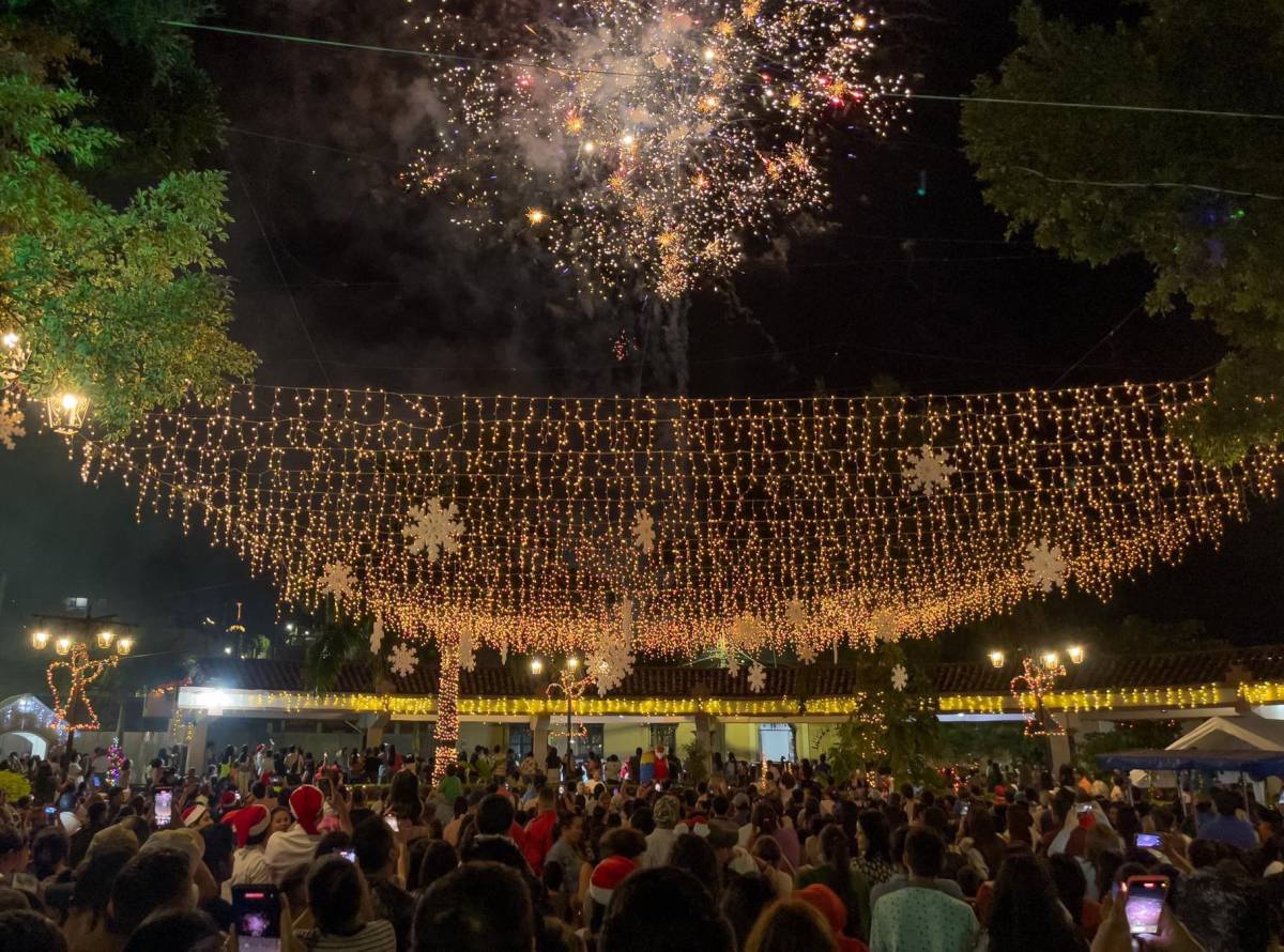Desde inicios de diciembre las plazas públicas de Santa Rosa de Copán, Nueva Arcadia, Copán Ruinas, Florida y Dulce Nombre están decoradas con motivos navideños y miles de luces.