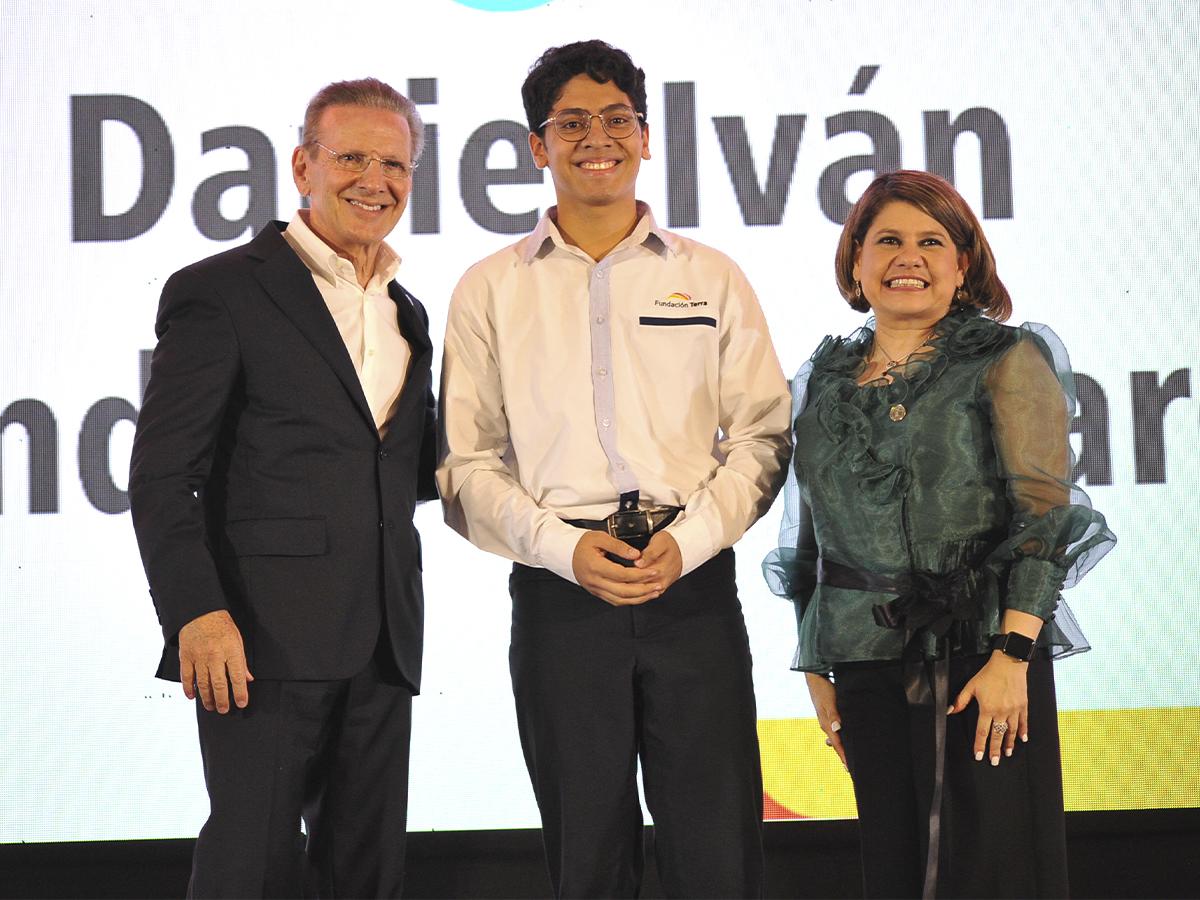 Reconocimiento otorgado a Daniel Iván Andino, en la categoría “Alumno Destacado, Programa de Seguimiento a la Excelencia”.