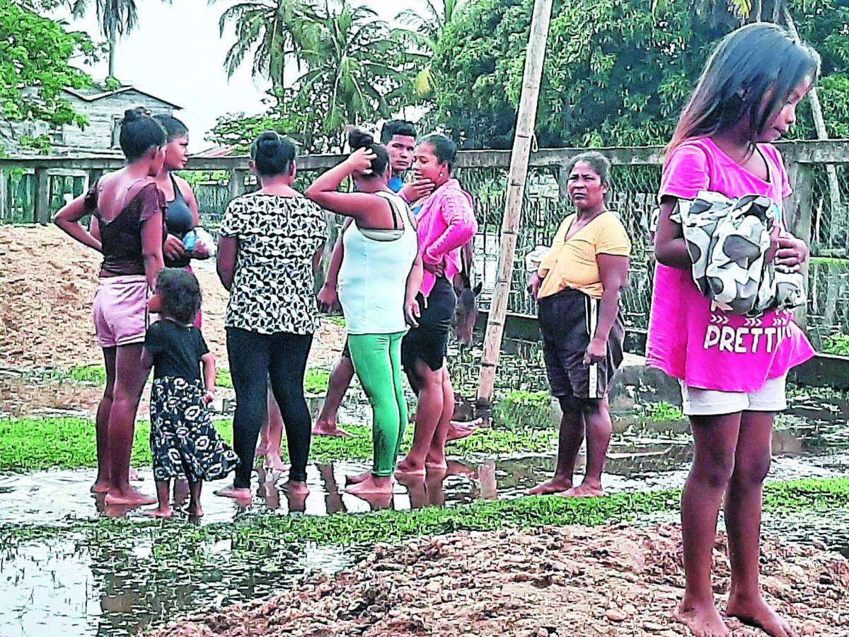 En Yaruca, La Ceiba, miles se quedaron sin paso por el río Viejo y en La Mosquitia hay 472 familias albergadas.