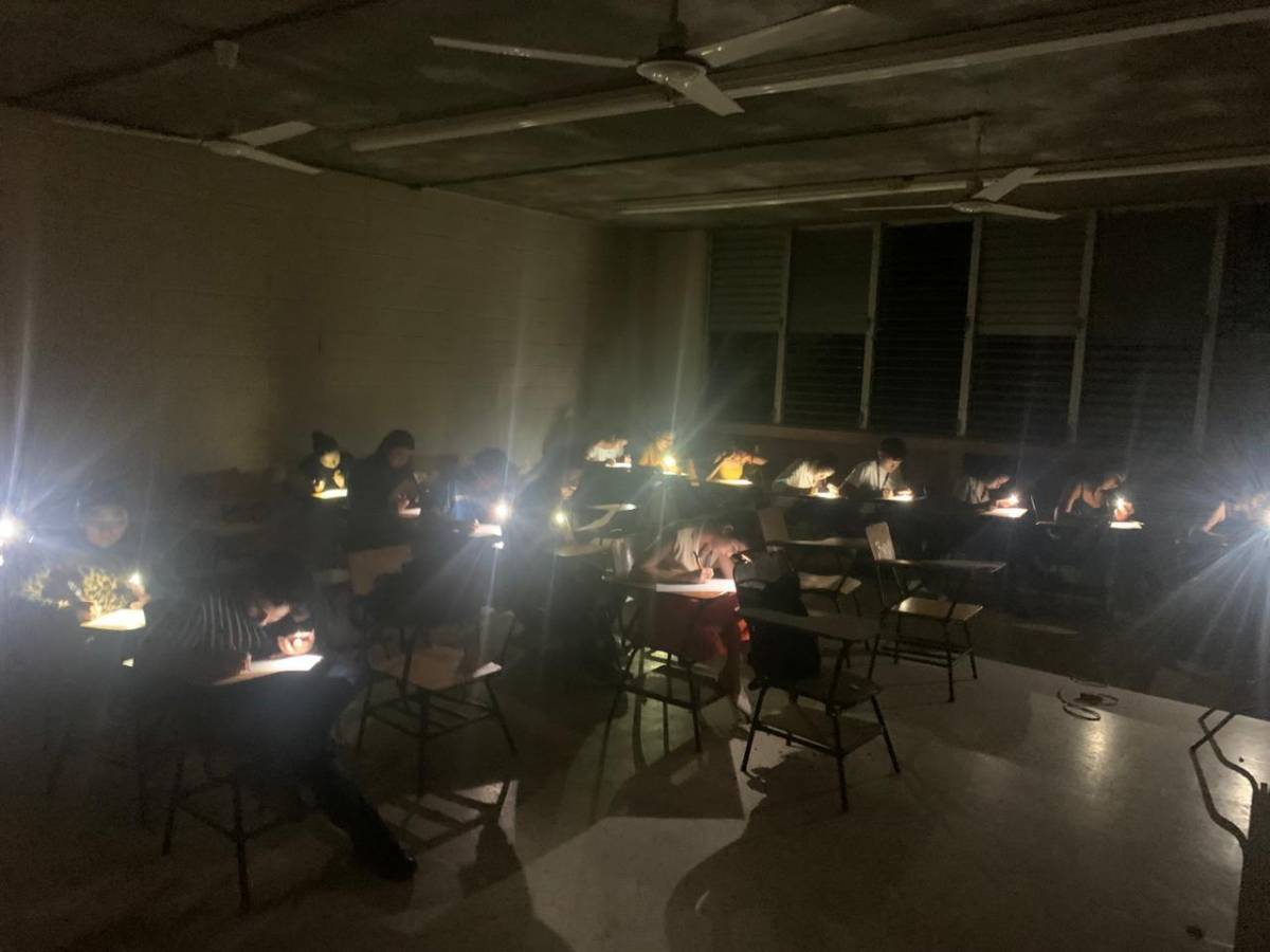 Apagón deja a oscuras a universitarios en pleno examen