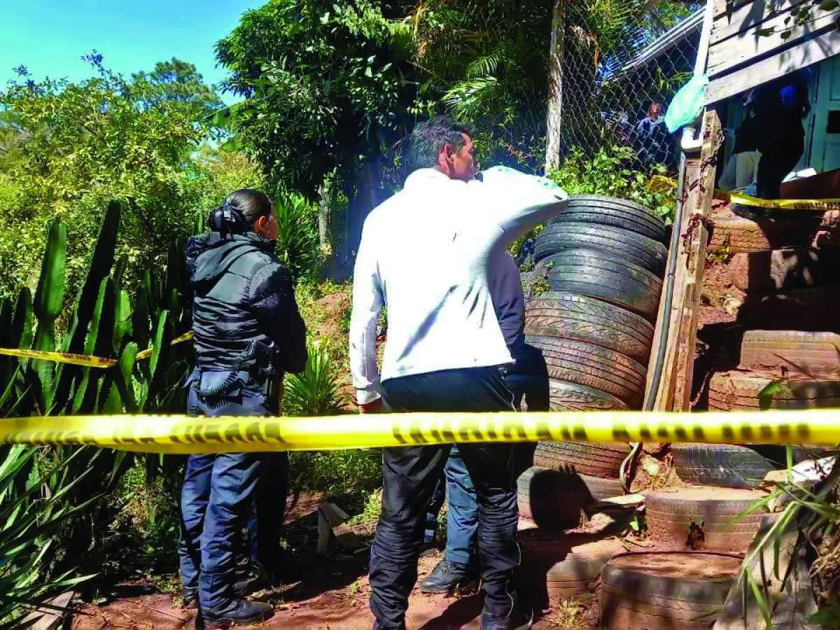 Los vecinos del sector Piedra Grande de El Chimbo ayudaron a cargar el cuerpo al momento en que era trasladado a Medicina Forense.