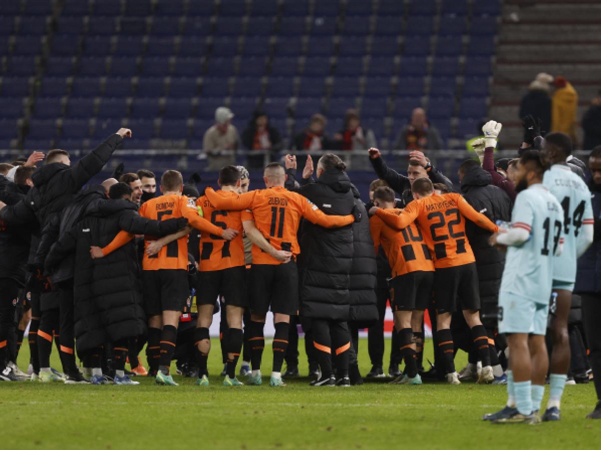 Festejos de los futbolistas del Shakhtar Donetsk tras el triunfo ante el Antwerp que les permite soñar con los octavos de final de Champions League.