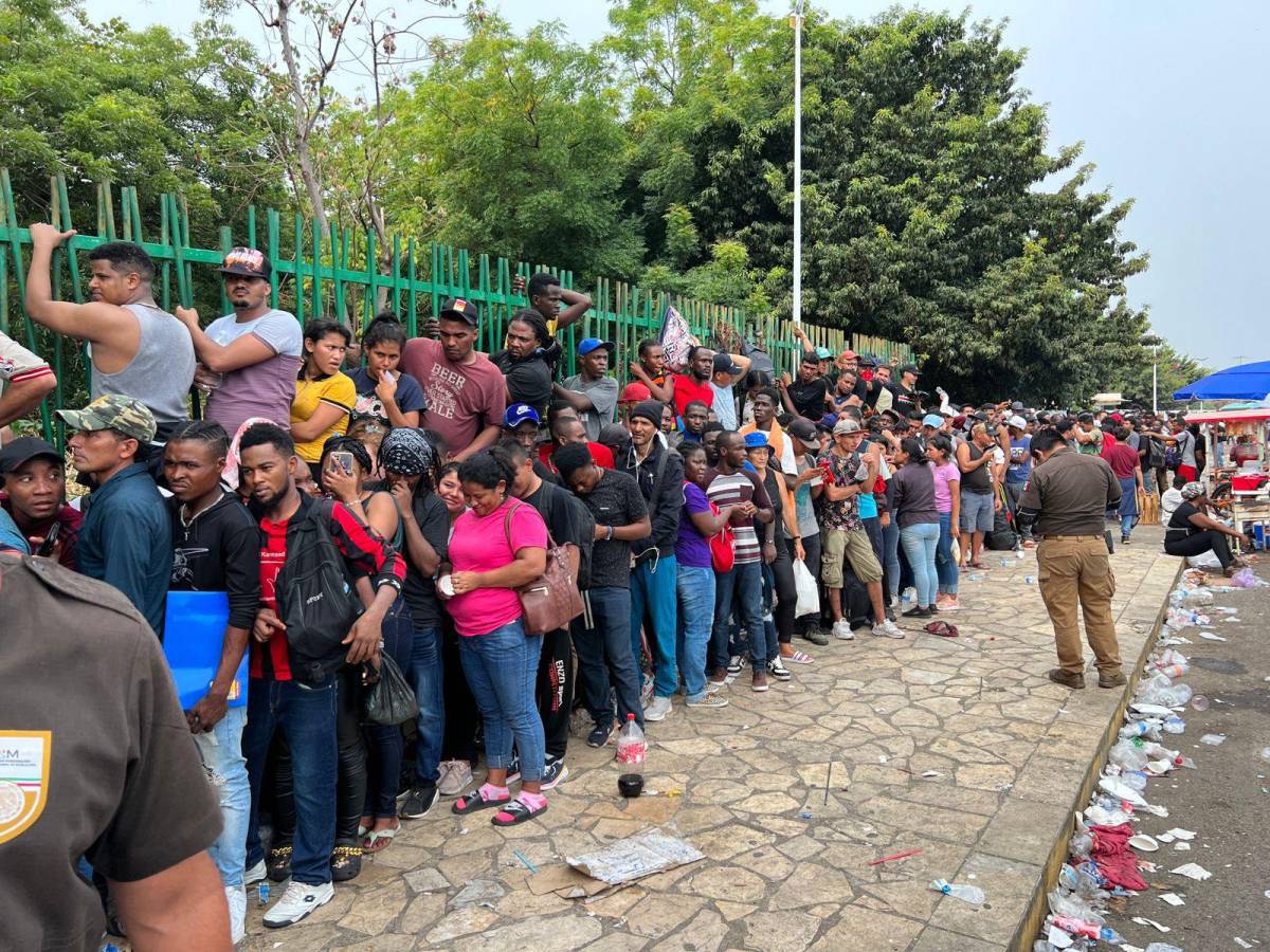 Migrantes derriban vallas en el sur de México para exigir regularización