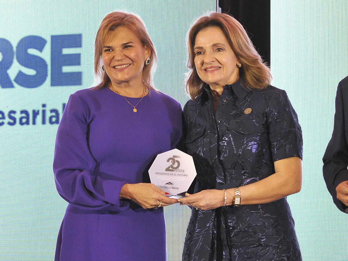 Aline Flores y Maria Nasser, otorgando el reconocimiento para FUNDAHRSE, una institución aliada a Fundación Terra con sostenibilidad empresarial.