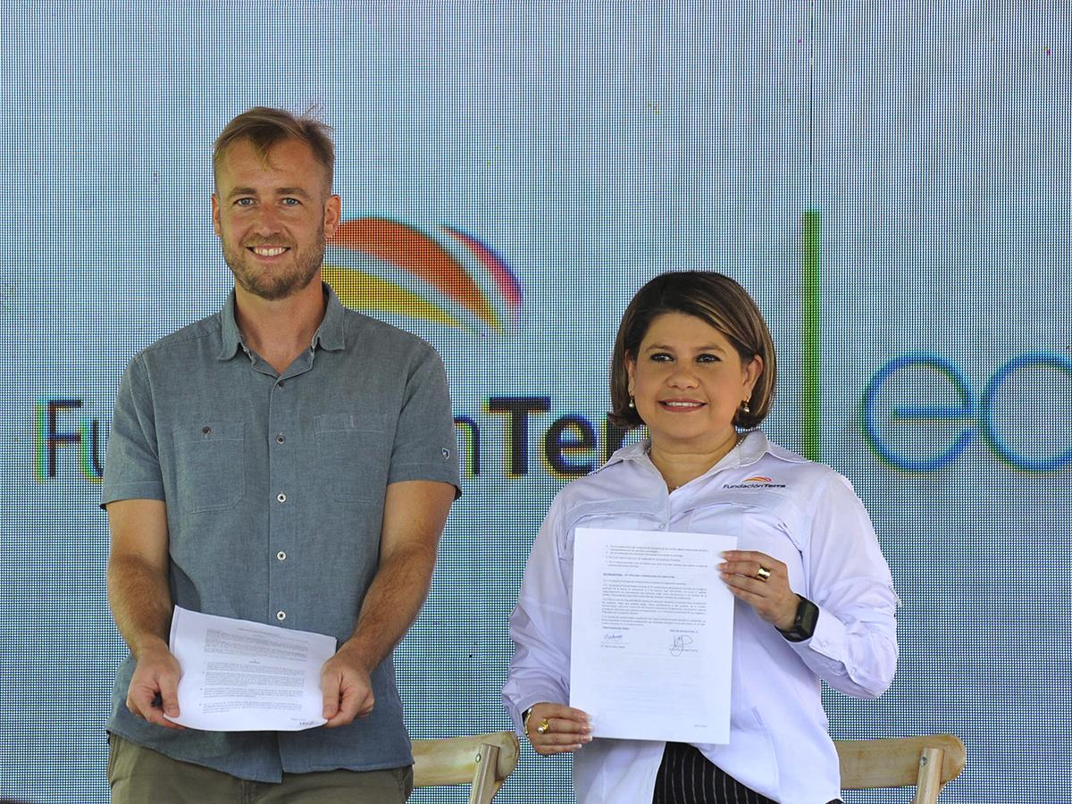 Mariel Rivera directora ejecutiva de Fundación Terra, junto a Javier Sánchez, co fundador y director de desarrollo de CO2 Revolution, firmaron esta alianza estratégica en pro del bienestar ambiental de Honduras.