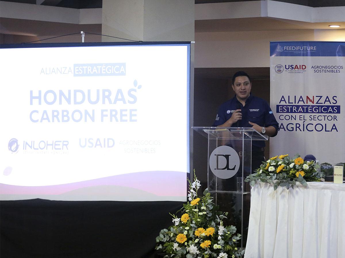 Edwin Gutiérrez, Oficial de Alianzas de USAID para el Proyecto de Negocios Sostenibles, liderando el cambio hacia la sostenibilidad en Honduras.