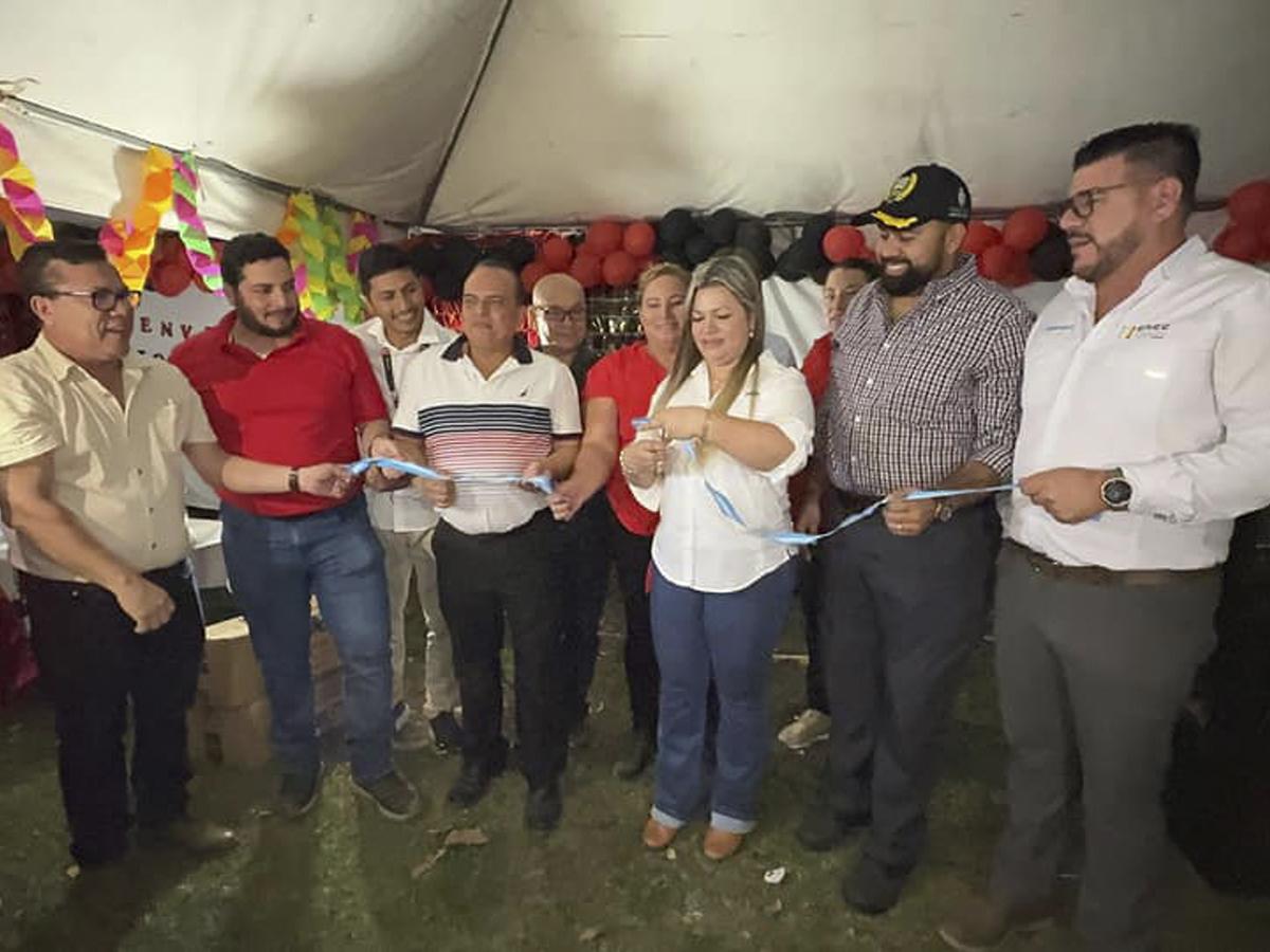 Yadira Álvarez, directora del Fosode junto a autoridades locales y departamentales realizaron la inauguración oficial del proyecto de electrificación.