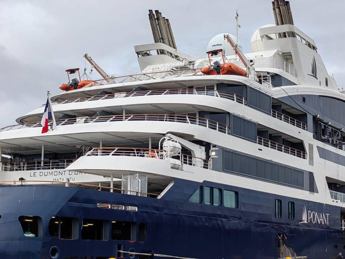 Turistas del crucero francés Ponant disfrutan de los encantos de Tela