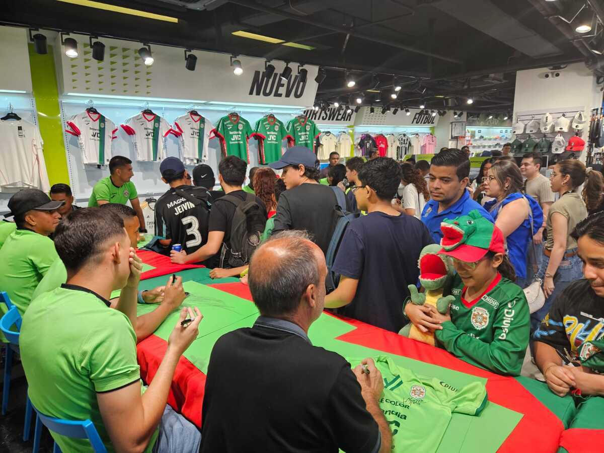 El apoyo al equipo verdolaga se notó una vez más por los hondureños en la tienda Sportia.