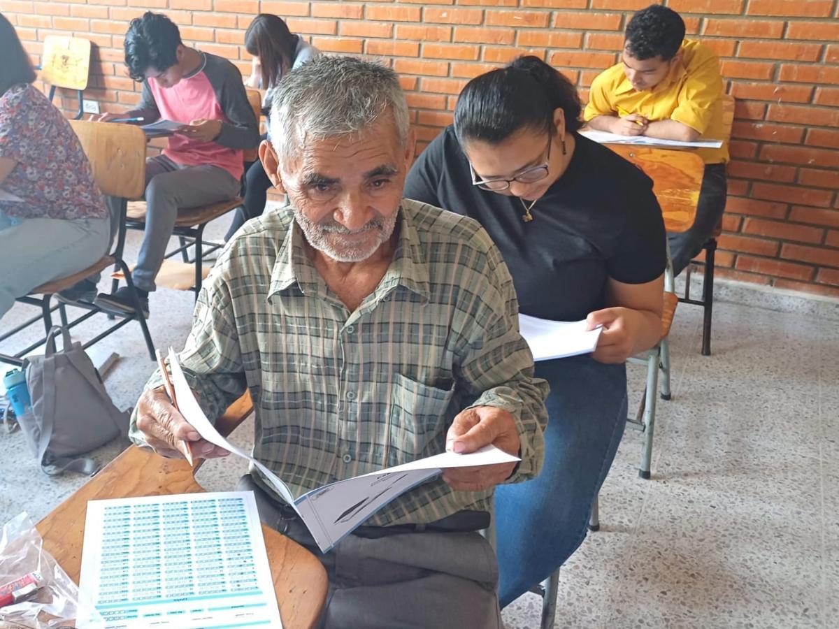 A sus 74 años, abuelo de Copán busca ingresar a la universidad