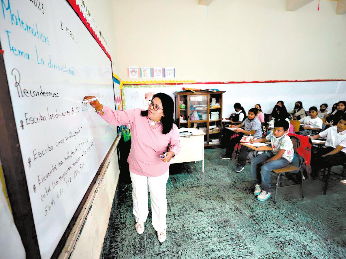 Comenzaron a pagar el salario a docentes hondureños
