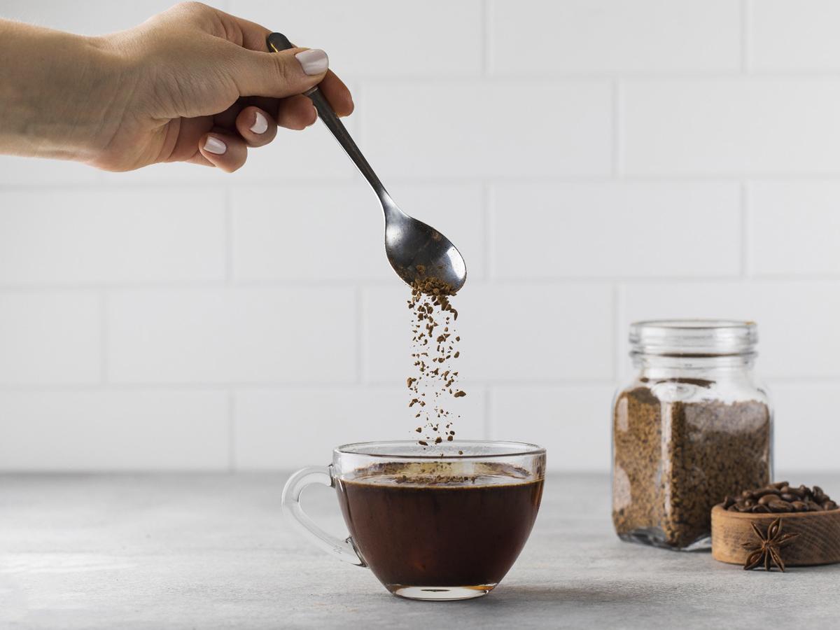 Cuando los granos de café molidos entran en contacto con agua caliente, los sabores, aromas y compuestos solubles del café se disuelven y se transfieren al líquido.