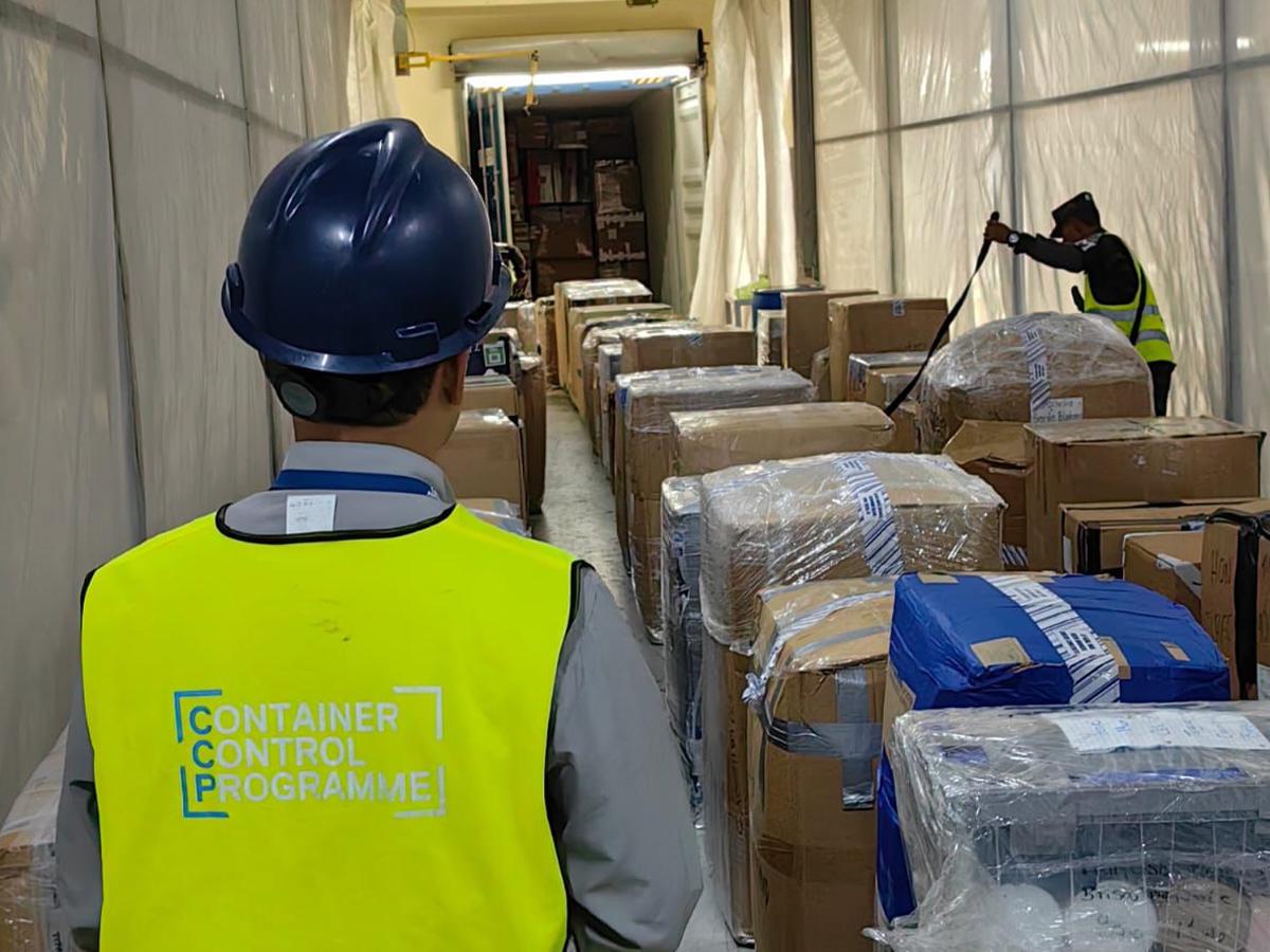El personal inspecciona minuciosamente las cajas como parte de sus esfuerzos para combatir el contrabando.