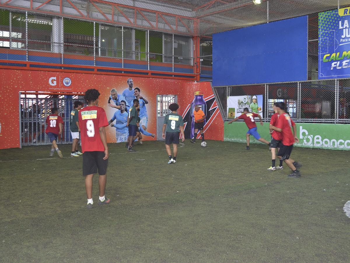 A la competencia de fútbol se inscribieron seis equipos quienes se disputaron premios de primero, segundo y tercer lugar.