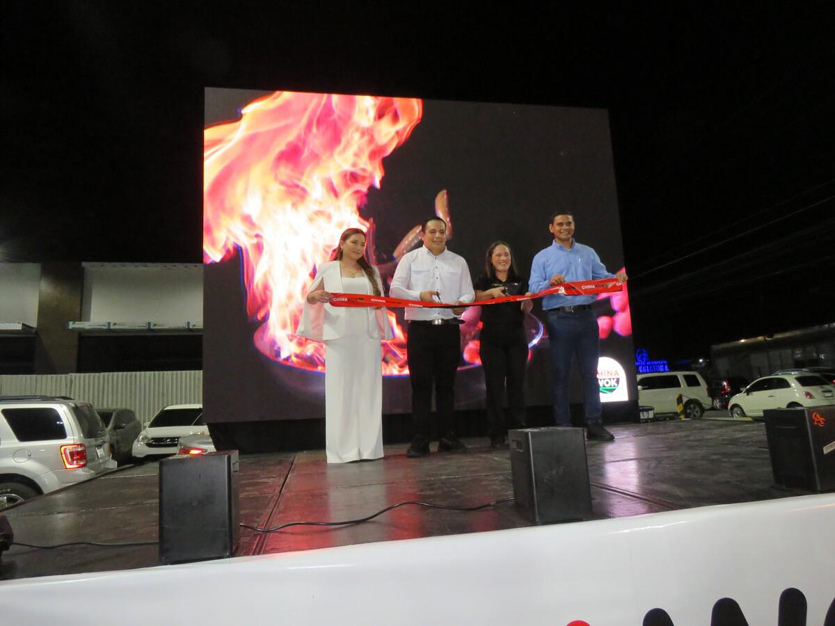 Gennie Ramos y los nuevos ejecutivos a cargo de la marca Chinawok en Honduras, realizaron el corte de cinta.