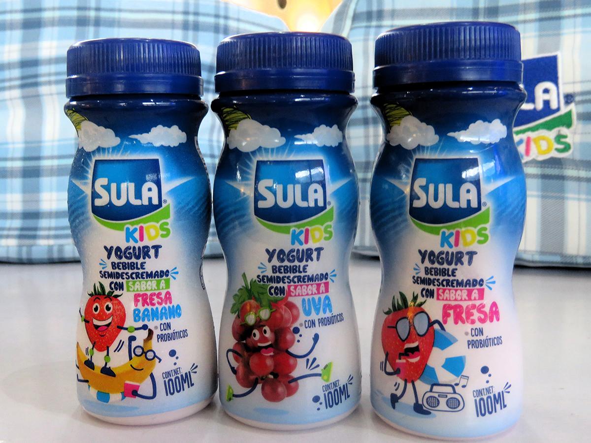 Nuevo Yogurt Sula Kids, disponible en tres sabores: Fresa, banano, uva y fresa.