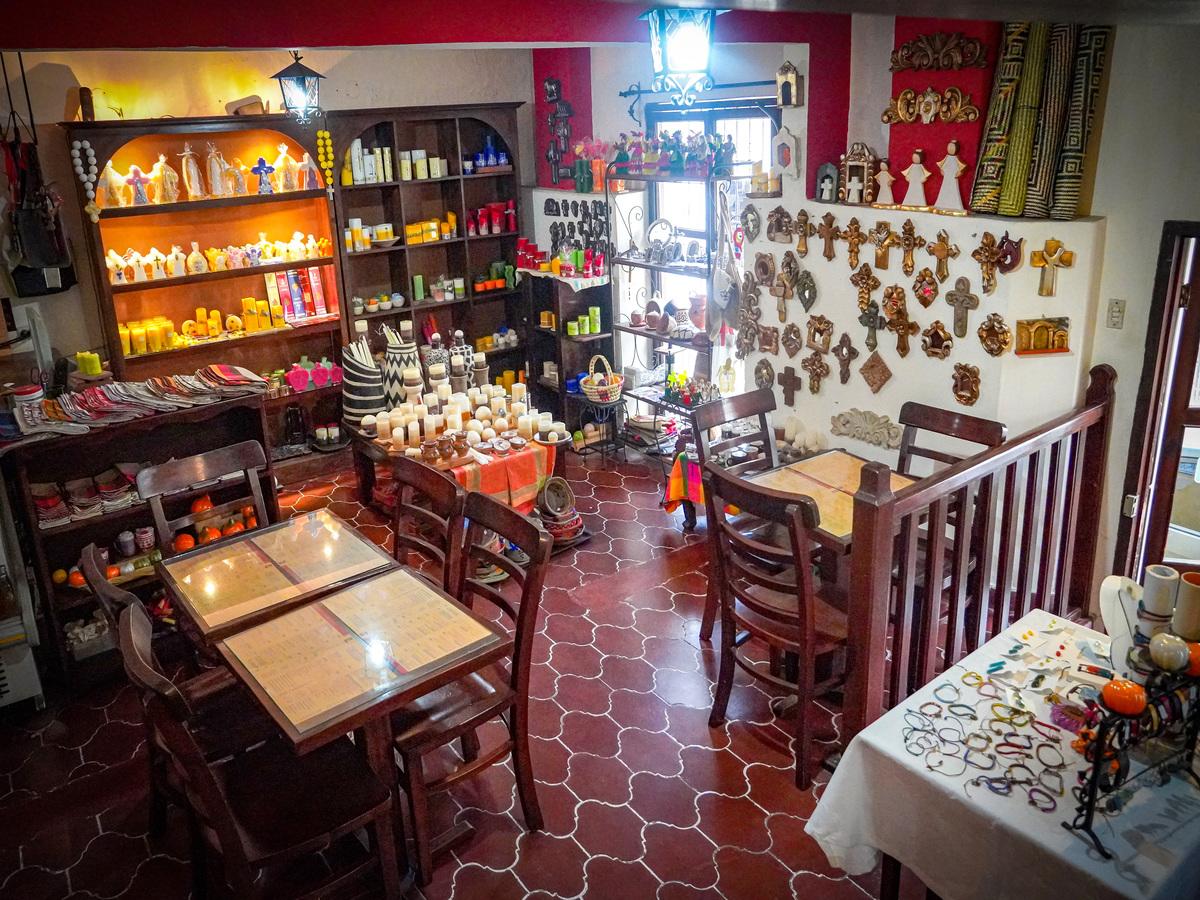 Café de Las Velas le ofrece suaves fragancias de las velas artesanales, entre otras artesanías para obsequiar.