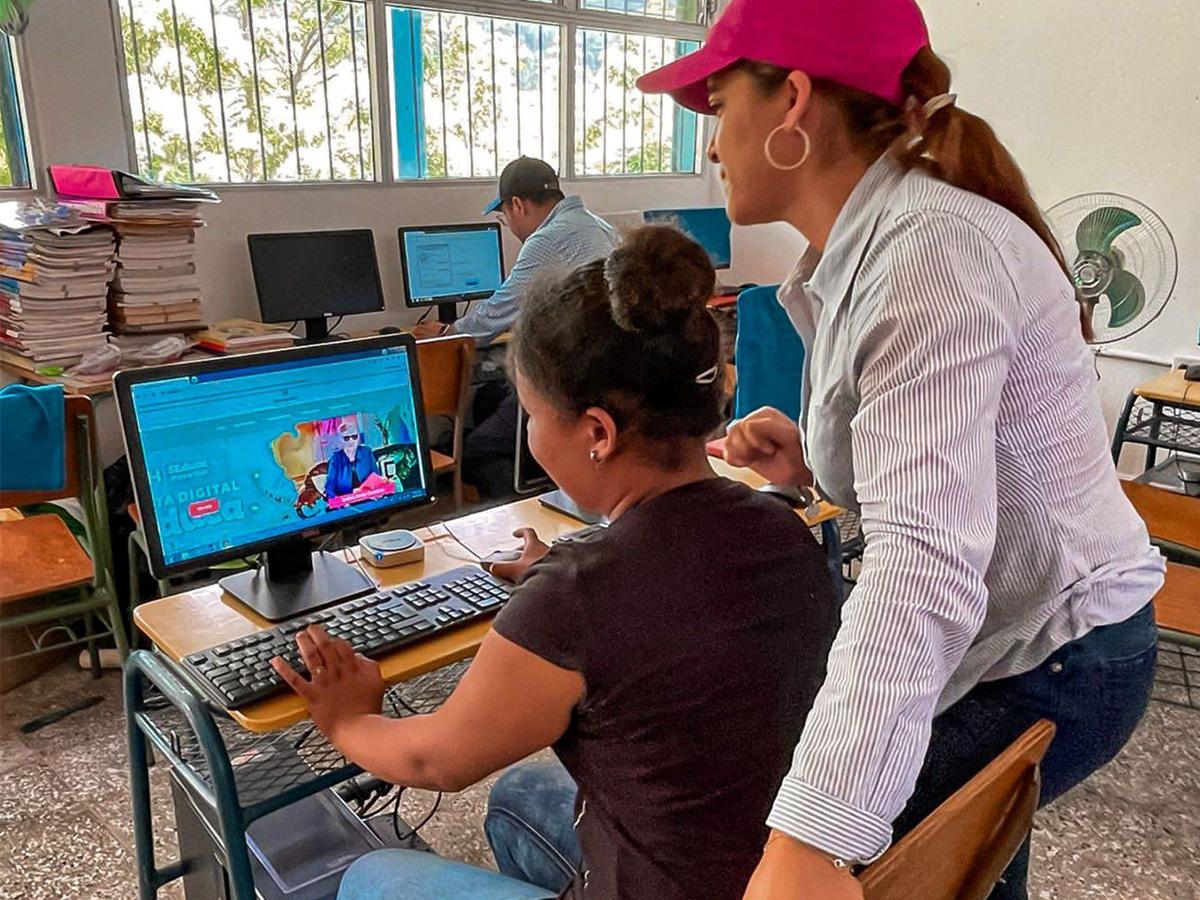Starlink llega con internet satelital a centros educativos de Honduras