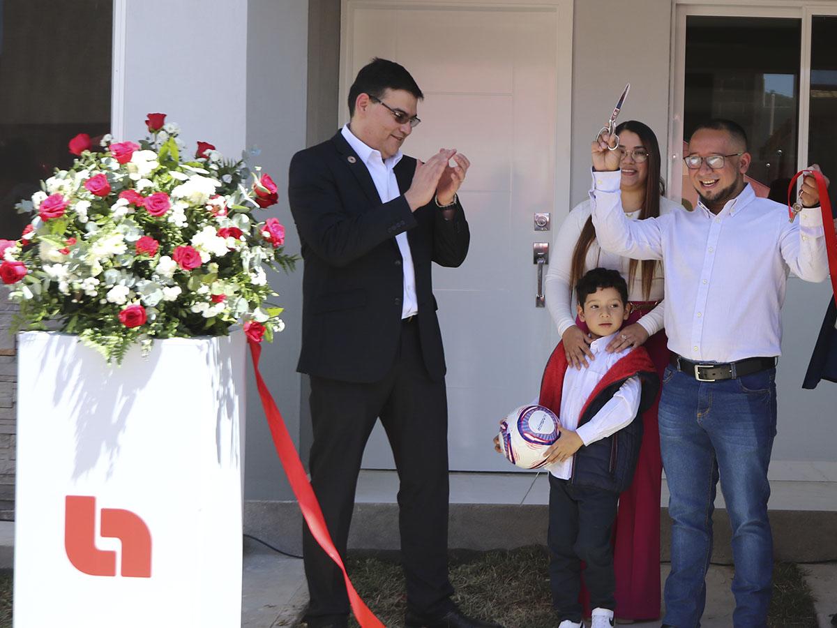Gracias a su confianza en Banco Atlántida, feliz ganador recibe las llaves de su nueva casa