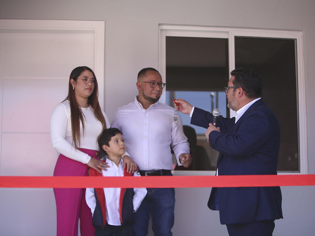 Julio Figueroa, vicepresidente de Banca de Personas de Banco Atlántida, entrega las llaves del nuevo hogar a Klismann Amaya.