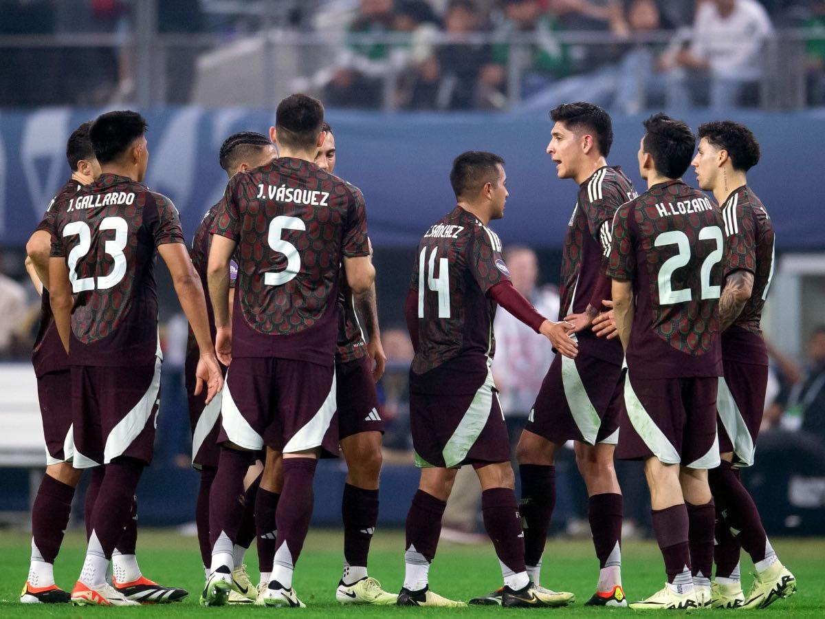 La tristeza invade a los jugadores de México después de perder con Estados Unidos.