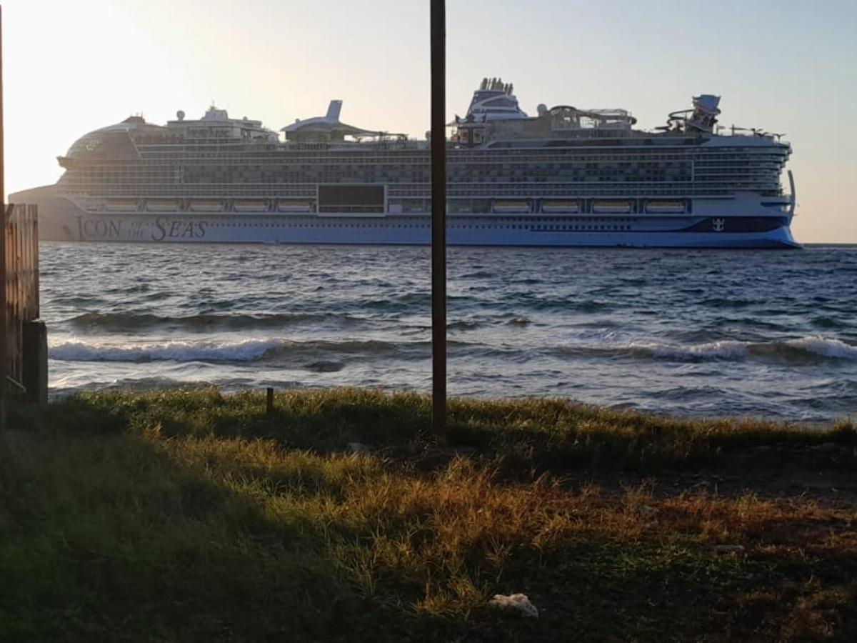Roatán recibe al crucero más grande del mundo