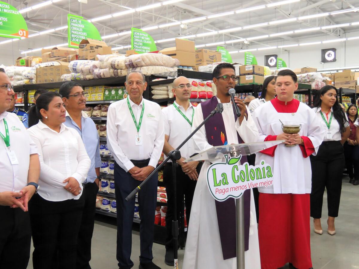 El párroco de Nuestra Señora de Suyapa, López Arellano, bendijo las nuevas instalaciones de Supermercados La Colonia.